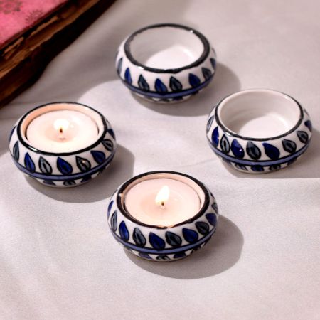 Modern Adorning Tea Light Holder Made of Ceramic in Set of 4